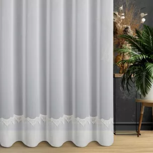 Firana szyta na przelotkach naturalna z matowej tkaniny typu ADEN z ozdobnym podwinięciem i błyszczącą gipiurką