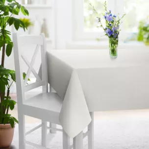 Obrus szyty jasnosrebrny z tkaniny o naturalnym splocie w stylu eko