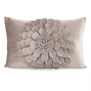 Poszewka na poduszkę 30 x 50 cm z welwetu kolor beżowy zdobiona kwiatem 3D FLORES 2 Eurofirany