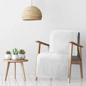 Narzuta na fotel-koc  70x160 cm biała miękka w dotyku z wytłaczanym wzorem jodełki CINDY 5 DESIGN 91 Eurofirany