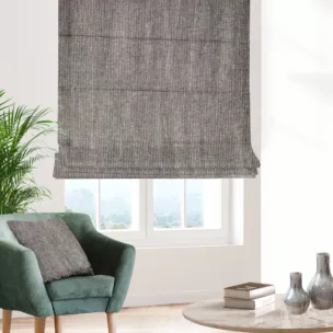 Roleta rzymska jasnopopielato niebieska z matowej tkaniny o grubym splocie z efektem melanżu