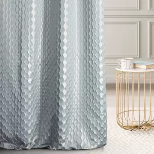 Zasłona szyta na przelotkach JEROME błękitno srebrna z tkaniny o symetrycznym wzorze 3D i lekkim połyskiem