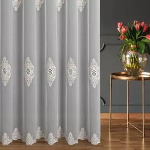 Firana szyta na flexach naturalna z miękkiej tkaniny typu ADEN z efektem deszczyku, zdobiona haftem łańcuszkowym