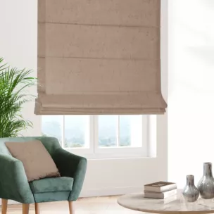 Roleta rzymska ciemnobeżowa z miękkiej tkaniny welwetowej z efektem kreszowania, wykończona obciążnikiem