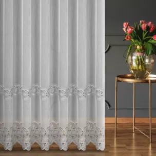 Firana szyta na tunelu biało srebrna z miękkiej w dotyku tkaniny typu aden, zdobionej kordonkową aplikacją