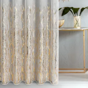 Firana szyta na taśmie 5 cm biało złocista z tkaniny typu ADEN z efektem deszczyku, zdobionej niereguralnym złotym nadrukiem, wykończona obciążnikiem