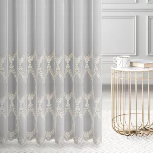 Firana szyta na tunelu biało złota z matowej tkaniny z efektem deszczyku zdobionej dołem haftem Pierre Cardin