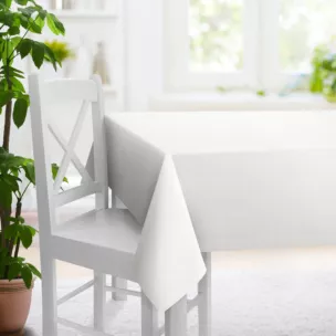 Obrus szyty srebrny z tkaniny strukturalnej z delikatnym połyskiem