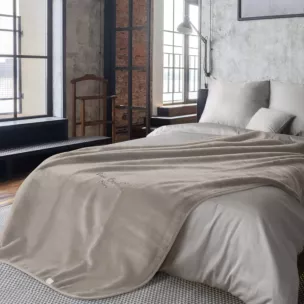 Koc 160x220 cm ciemnobeżowo, brązowy o wysokiej gramaturze z haftowanym logo CLARA PIERRE CARDIN Eurofirany