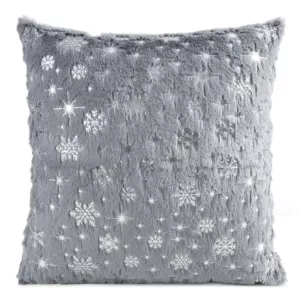 Poszewka na poduszkę świąteczna 45x45 cm stalowo, srebrna z przyjemnego futerka zdobiona nadrukiem śnieżynek Eurofirany