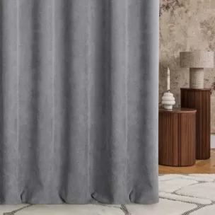 Zasłona szyta na taśmie fala stalowo popielata z dwustronnej tkaniny zaciemniającej 100% blackout, o strukturze weluru