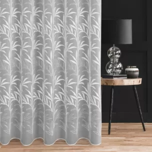 Firana szyta na tunelu biała z miękkiej tkaniny typu ADEN z efektem deszczyku, zdobiona haftem roślinnym, wykończona obciążnikiem