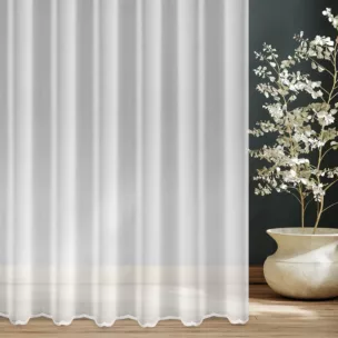 Firana szyta na przelotkach biała z matowej tkaniny typu ADEN z efektem deszczyku, zdobionej u dołu delikatnym haftem