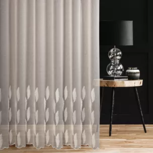 Firana szyta na taśmie 5 cm beżowa z delikatnej tkaniny zdobionej frędzlowym haftem