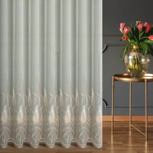 Firana szyta na flexach naturalno beżowa z delikatnej tkaniny typu aden, wykończonej roślinnym haftem