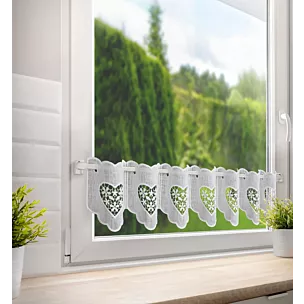 Tkanina firanowa zazdrostka z etaminy zdobiona haftowanymi ażurowymi sercami Eurofirany