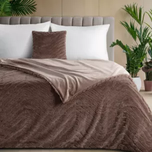 Koc 150x200 cm ciemnobeżowy, z futrzanej tkaniny zdobiona wytłaczanym efektem 3D KATE Eurofirany