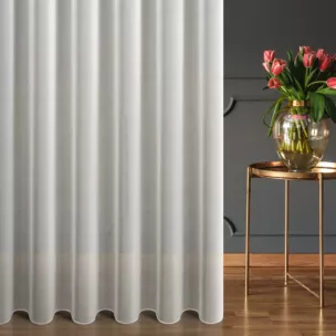 Firana szyta na tunelu kremowa z miękkiej tkaniny o perłowym połysku, wykończona obciążnikiem