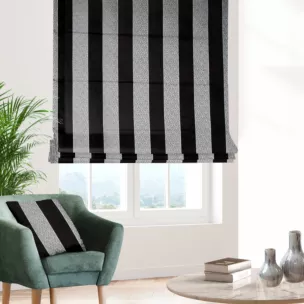 Roleta rzymska czarno srebrna z szenilowej tkaniny w klasyczne pionowe pasy przetykane błyszczącą nicią