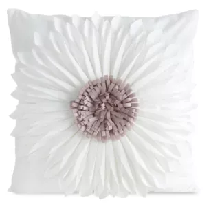 Poszewka na poduszkę 30 x 50 cm z welwetu kolor kremowo, pudrowy zdobiona kwiatem 3D FLORES 3 Eurofirany