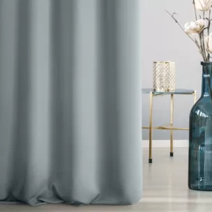 Zasłona szyta na taśmie 5 cm jasnoniebieska z gładkiej tkaniny zaciemniającej typu dimout