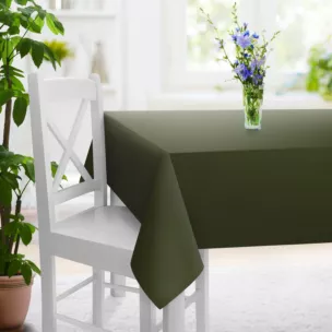 Obrus szyty ciemnozielony z gładkiej tkaniny zaciemniającej typu dimout wykończona obciążnikiem