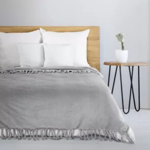 Koc flano 150x200 cm srebrny z wytłaczanym wzorem i dekoracyjnymi frędzlami EMMA Eurofirany