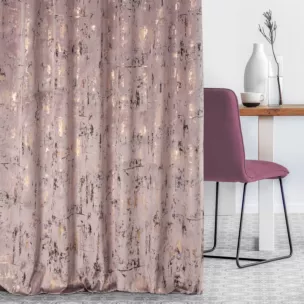 Zasłona szyta na taśmie 5 cm pudrowo różowo złocista z tkaniny welwetowej zdobionej połyskującym drukiem