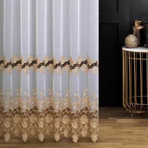 Firana szyta na taśmie 5 cm biało złota z tkaniny typu MARKIZETA, zdobionej dołem aplikacją w kształcie kwiatów