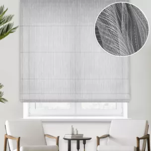 Roleta rzymska jasnoszara z tkaniny w pionowe, cienkie pasy, wykończona obciążnikiem