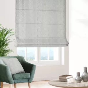 Roleta rzymska jasnokremowa z tkaniny, z geometrycznym wzorem, z dodatkiem połyskującej nici