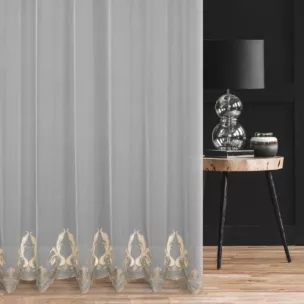 Firana szyta na taśmie 5 cm naturalno beżowa z tkaniny typu ADEN z delikatnym deszczykiem, zdobiona fantazyjnym haftem z dodatkiem welwetu Italissima Eva Minge