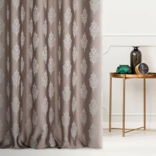 Zasłona szyta na tunelu ciemnobeżowo srebrna z eleganckiej tkaniny w drobny ornamentowy wzór