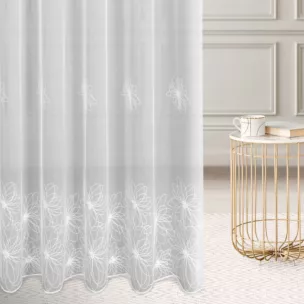 Firana szyta na przelotkach biała z miękkiej tkaniny typu ADEN, zdobionej haftem w kształcie kwiatów