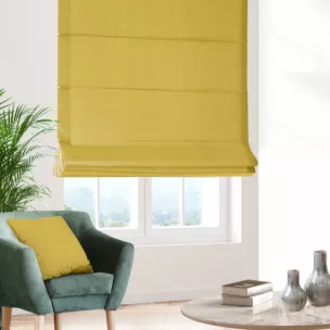 Roleta rzymska musztardowa z miękkiej, matowej tkaniny w drobny geometryczny wzór