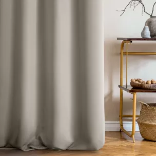 Zasłona szyta na taśmie 5 cm jasnobrązowa z gładkiej tkaniny zaciemniającej typu dimout