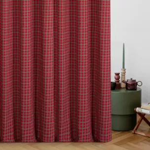 Zasłona szyta na przelotkach czerwona z etaminy o geometrycznym wzorze w kratę, z dodatkiem bawełny