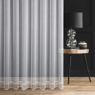 Firana szyta na taśmie 8 cm biała z delikatnej tkaniny typu aden zdobiona aplikacją