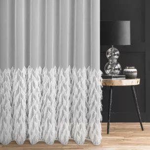 Firana szyta na flexach biała z przezroczystej tkaniny peru z puszystymi frędzlowymi pasami wykończona obciążnikiem Italissima Eva Minge