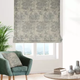 Roleta rzymska naturalno niebieska z żakardowej tkaniny z dodatkiem bawełny zdobiona botanicznym wzorem ze srebrną nicią