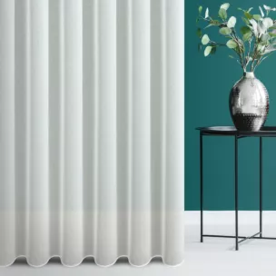 Firana szyta na tunelu kremowa z delikatnej tkaniny z efektem deszczyku, wykończonej obciążnikiem