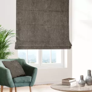 Roleta rzymska beżowa z tkaniny o szenilowej strukturze