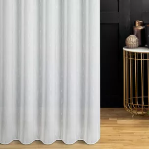 Firana szyta na flexach biało srebrzysta z tkaniny typu ADEN z efektem deszczyku w pionowe, delikatnie połyskujące prążki, wykończona obciążnikiem