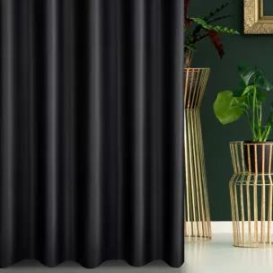 Zasłona szyta na taśmie fala czarna z gładkiej tkaniny zaciemniającej typu dimout wykończona obciążnikiem