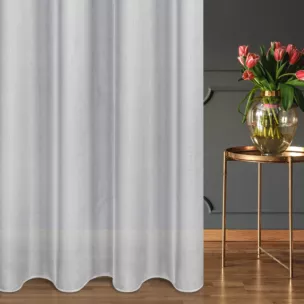 Firana szyta na przelotkach srebrna z miękkiej tkaniny o delikatnym połysku, wykończona obciążnikiem