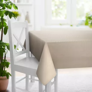 Obrus szyty jasnobeżowy z tkaniny z dodatkiem połyskującej nici, z widocznym ozdobnym splotem