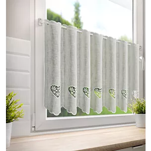 Tkanina firanowa zazdrostka z etaminy zdobiona haftowanymi ażurowymi sercami Eurofirany