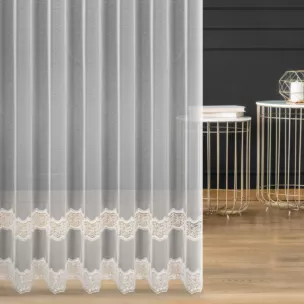 Firana szyta na flexach biała z markizety ozdobionej matową aplikacją