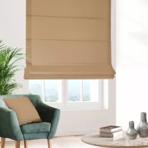 Roleta rzymska beżowa z gładkiej tkaniny zaciemniającej typu dimout wykończona obciążnikiem