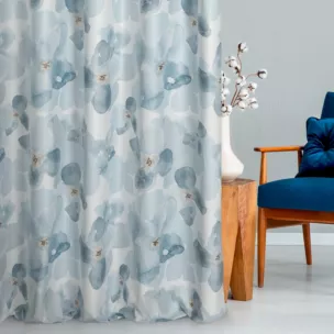 Zasłona szyta na flexach kremowo niebieska z miękkiej tkaniny o lekkim splocie, pokryta modnym, botanicznym nadrukiem